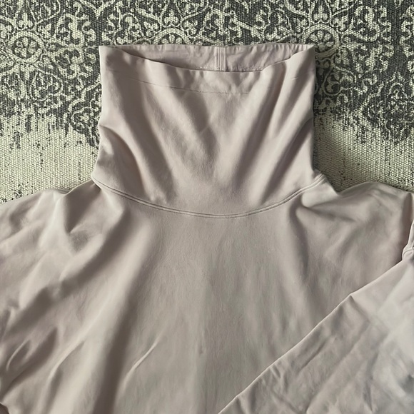 Wide-neck light lilac lululemon turtleneck - Picture 5 of 8